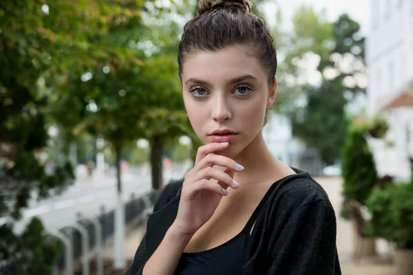 Retrato Una Joven Estudiante Bonita Sentada Espacio Abierto Ciudad Modelo — Foto de Stock