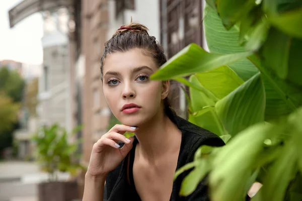 Açık Alanda Oturan Genç Güzel Bir Kızın Portresi Doğal Makyajlı — Stok fotoğraf