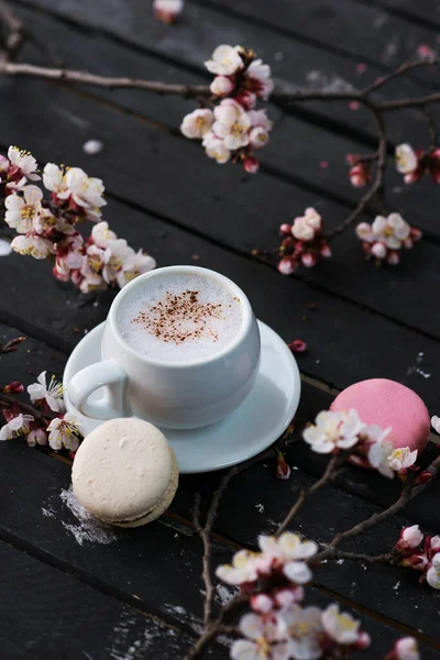 Xícara Café Quente Com Biscoitos Macaroon Flores Primavera Velha Mesa — Fotografia de Stock