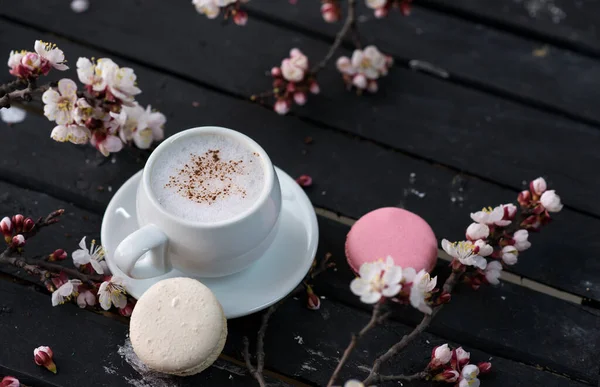 Taza Café Caliente Con Galletas Macarrones Flores Primavera Vieja Mesa —  Fotos de Stock