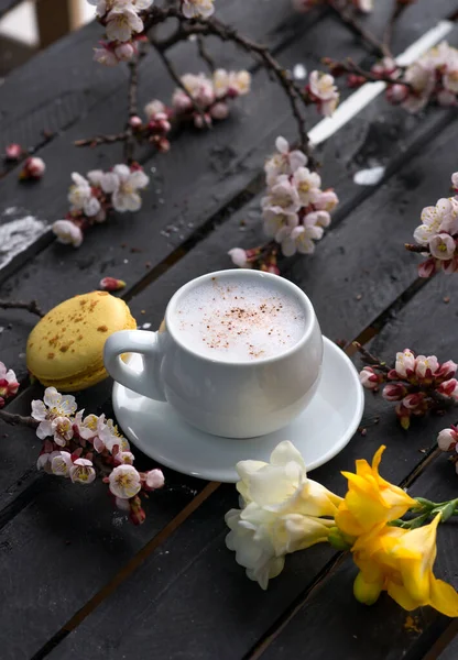 Taza Café Caliente Con Galletas Macarrones Flores Primavera Vieja Mesa —  Fotos de Stock