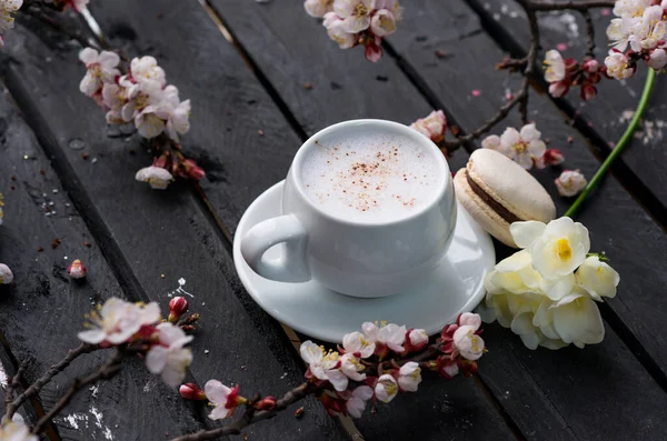 Taza Café Caliente Con Galletas Macarrones Flores Primavera Vieja Mesa —  Fotos de Stock