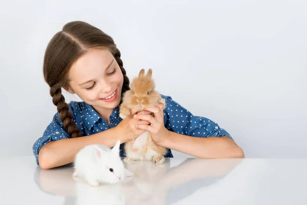 Bonne Petite Fille Avec Lapin Mignon Portrait Enfant Avec Animal — Photo