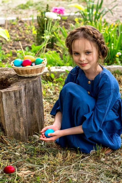 Petite Fille Souriante Avec Des Œufs Couleur Pâques Dans Panier — Photo