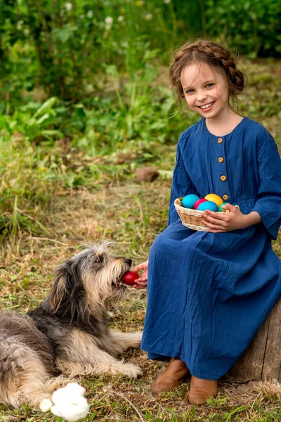 Petite Fille Souriante Avec Des Œufs Couleur Pâques Jouant Avec — Photo