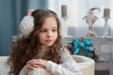 Kameraya bakan sevimli kız çocuğunun portresi. Noel zamanı. Kış mevsimi.