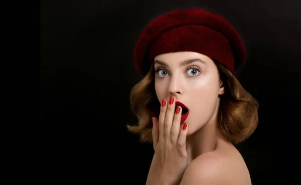Portræt Smuk Ung Kvinde Iført Rødt Tøj Baret Med Perfekt - Stock-foto