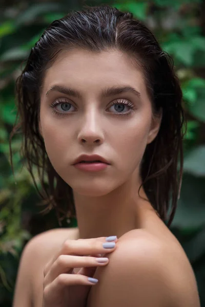 Piękna Młoda Kobieta Doskonałej Skóry Naturalny Makijaż Pozowanie Przed Rośliną — Zdjęcie stockowe