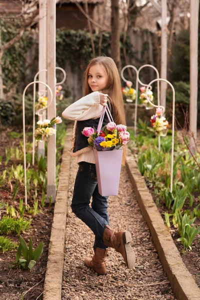 Nettes Lächelndes Kleines Mädchen Mit Einem Strauß Frühlingsblumen Den Händen — Stockfoto