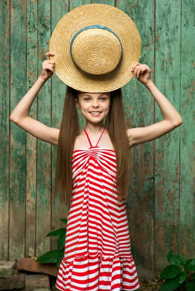 Retrato Elegante Menina Sorridente Frente Chapéu Fundo Rústico Temporada Verão — Fotografia de Stock