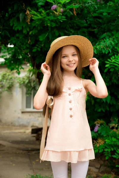 Elegante Retrato Chica Sonriente Sombrero Frente Fondo Rústico Temporada Verano — Foto de Stock