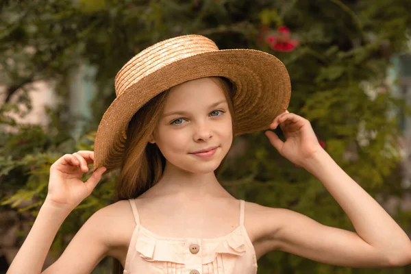 Retrato Elegante Menina Sorridente Frente Chapéu Fundo Rústico Temporada Verão — Fotografia de Stock