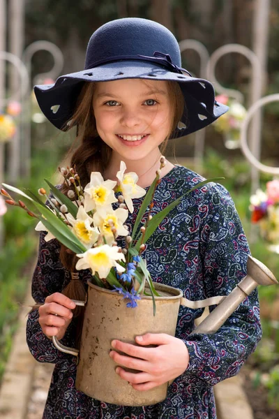 Jolie Petite Fille Souriante Dans Chapeau Avec Arrosoir Fleurs Printemps — Photo