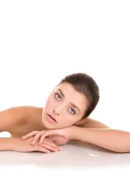 Temiz ciltli güzel bir genç kadın. Doğal çıplak makyajlı ve uzun kirpikli güzellik modeli portresi. Spa, cilt bakımı ve sağlık. Kapat, arkaplan, kopyala.