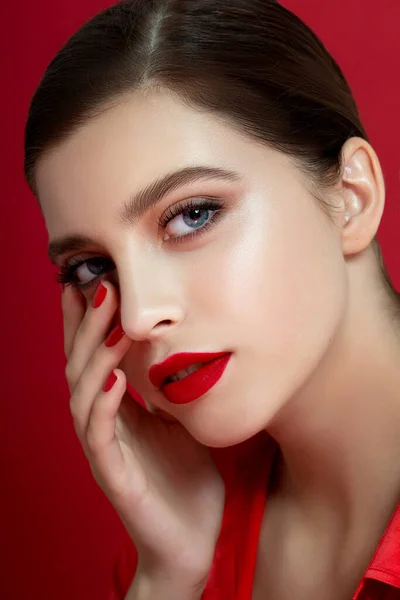 Portret Pięknej Młodej Kobiety Idealną Skórą Czerwonymi Matowymi Ustami Paznokciami — Zdjęcie stockowe