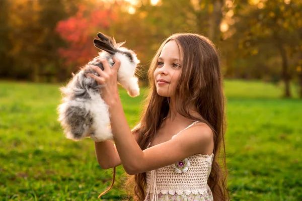 Niña Feliz Con Conejo Lindo Retrato Niño Con Mascota Aire — Foto de Stock