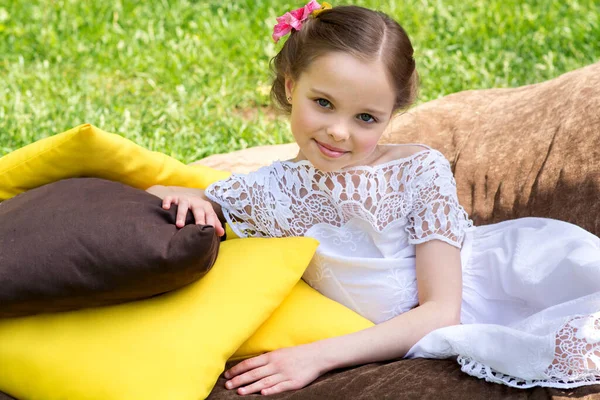 Niña Vestido Blanco Flor Expresión Facial —  Fotos de Stock