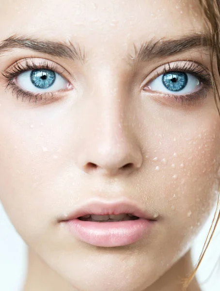 Närbild Ung Kvinna Ansikte Med Ren Perfekt Hud Och Vatten — Stockfoto