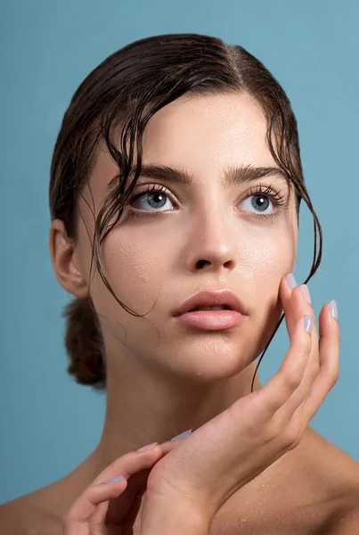 Bella Giovane Donna Con Pelle Perfetta Pulita Gocce Umidità Dell — Foto Stock