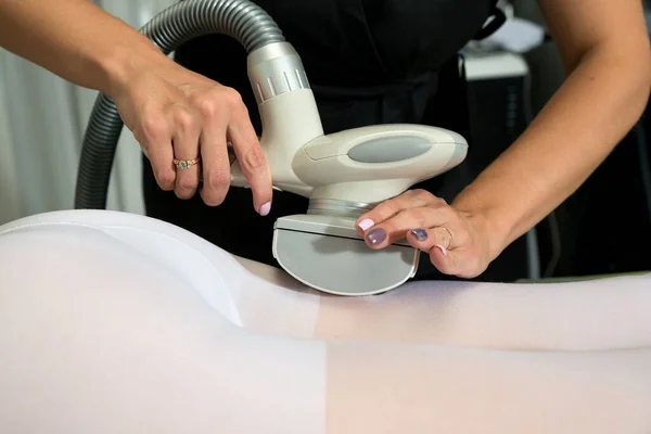 Mujer Traje Blanco Recibiendo Masaje Celulitis Salón Belleza Spa Glp —  Fotos de Stock