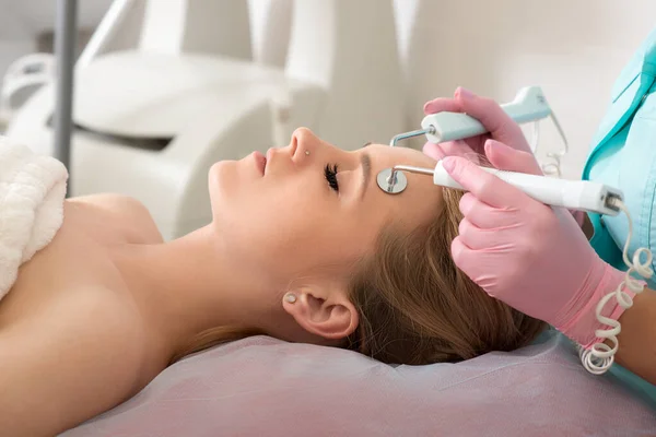 Tratamiento Facial Rejuvenecedor Mujer Recibiendo Masaje Facial Terapia Elevación Salón —  Fotos de Stock