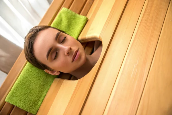 Giovane Donna Botte Cedro Procedure Trattamenti Termali Medici Bagno Sauna — Foto Stock