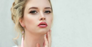 Renkli makyajlı ve uzun kirpikli güzel bir manken. Gençlik ve cilt bakımı konsepti. Spa, cilt bakımı ve sağlık. Profesyonel makyaj, uzun takma kirpikler..