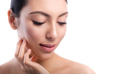 Taze derisi ve uzun kirpikleri olan güzellik mankeni. Gençlik ve Deri Bakımı Konsepti. Spa ve Sağlık. Makyaj ve saç. Kırbaçlar. Kapat, seçili odak.