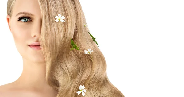 Doğal Makyajlı Güzel Moda Modeli Uzun Dalgalı Saçlı Bahar Çiçekleri — Stok fotoğraf