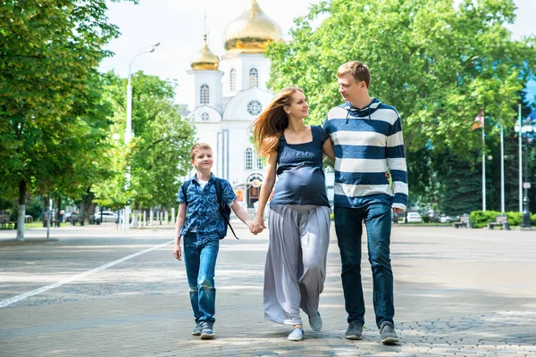 Lycklig Familj Som Går Tillsammans Gravid Mor Far Och Son — Stockfoto