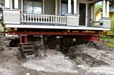 Eski bir ev çelik kirişler üzerinde yeni bir beton zemin kat aittir ve Vakfı oluşturulmuş