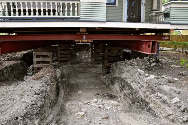 Eski bir ev çelik kirişler üzerinde yeni bir beton zemin kat aittir ve Vakfı oluşturulmuş
