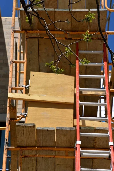 Mehrere Schichten Gerüst Auf Einer Baustelle Die Über Eine Leiter — Stockfoto