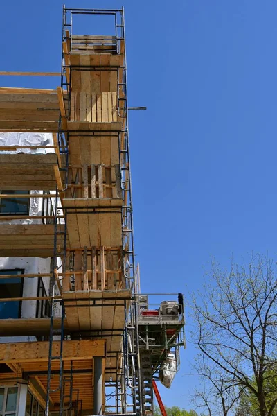 Mehrere Schichten Gerüst Auf Einer Baustelle Vor Strahlend Blauem Himmel — Stockfoto