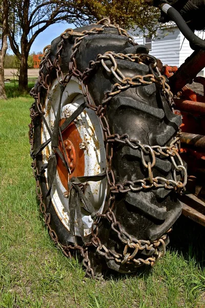 Las Cadenas Neumático Tractor Para Viajar Nieve Barro Sujetan Con —  Fotos de Stock