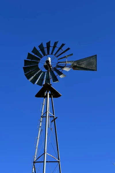 Old Windmill Pumping Water Stands Silhouetted Blue Sky — Stock Photo, Image