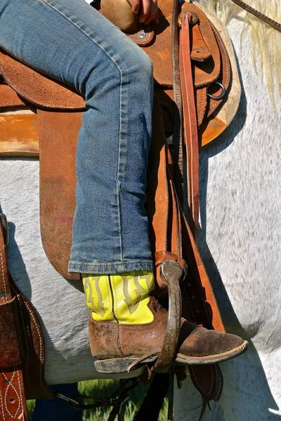 Cowboy Bär Jeans Med Boot Stigbygeln Sadlade Häst — Stockfoto