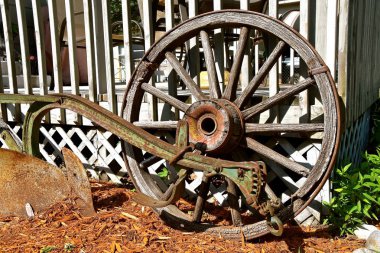 Eski bir alt pulluk bir at tarafından çekti ve ahşap vagon tekerlek bir arka bahçe veranda süslemeleri.
