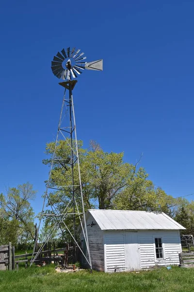 Arbejdende Vindmølle Med Tilstødende Pumpehus Giver Vand Gammel Ranch - Stock-foto