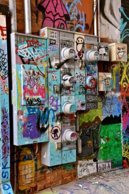 Rapid City, Güney Dakota, 23 Mayıs 2018: boya Graffiti sanatı Sanat Alley, Sioux Falls, 2005 yılında bir kamu sanat projesi olarak başladı ve 6 ile 7th sokak arasında ifade özgürlüğüne yaşayan bir haraç haline gelmiştir bulundu.