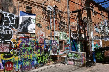 Rapid City, Güney Dakota, 23 Mayıs 2018: boya Graffiti sanatı Sanat Alley, Sioux Falls, 2005 yılında bir kamu sanat projesi olarak başladı ve 6 ile 7th sokak arasında ifade özgürlüğüne yaşayan bir haraç haline gelmiştir bulundu. 