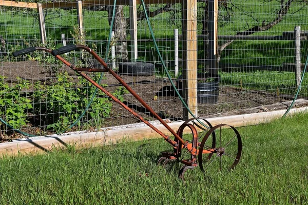 Een Antieke Tuin Schoffel Twee Wielen Voorkant Van Een Draad — Stockfoto