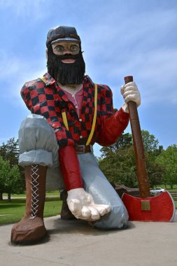 Akeley, Minnesota, 14 Haziran 2018: Paul Bunyan 'ın heykeli Akeley 'de, Memorial Park 'taki MN ise yerel Ticaret Odası 'nı yönetiyor.