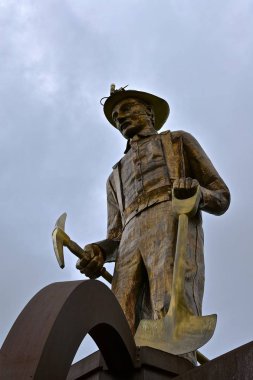 Chisholm, Minnesota, 16 Haziran 2018: John Anderson, 1987 yılında adanmış tarafından demir adam madenciler Memorial incelemesi kasaba Chisholm içinde bulunur.