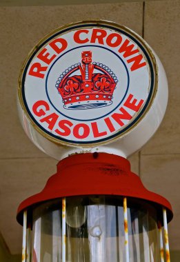 Bismarck, Kuzey Dakota: Mayıs 22, 2018: gaz pompası ve işareti kırmızı taç benzin tanıtır, Standart Petrol şirketi bir ürün bir kez 1889 yılında John D. Rockefeller tarafından Standart Petrol güven parçası olarak kurulan.