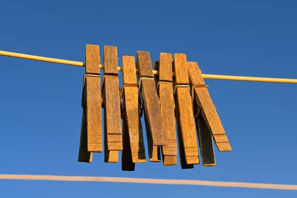 Vecchi Mollette Legno Appese Una Linea Esterna Contro Cielo Blu — Foto Stock