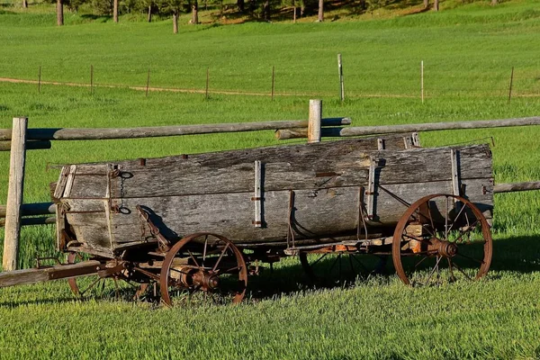 Starý Ošlehané Dřevěné Vozy Ocelovým Kotoučem Slouží Jako Dekorace Dřevěného — Stock fotografie
