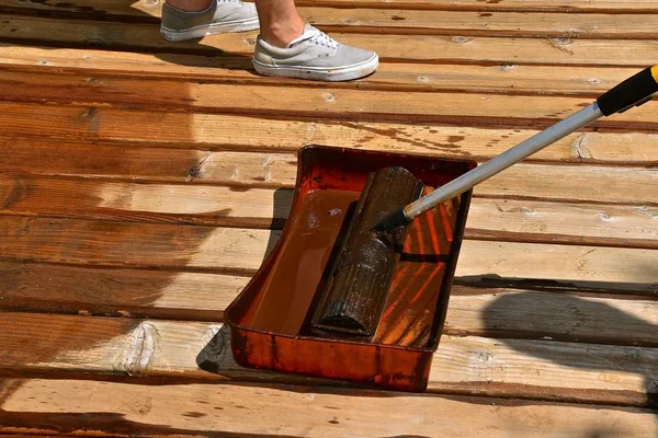 Bir süpürge sapı ucunda büyük bir sünger bir dış güverte vernik uygulamak için kullanılır.