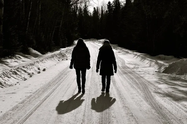 Δύο Αγνώστων Γυναίκες Περπατούν Ένα Δρόμο Χιόνι Που Καλύπτει Μέσα — Φωτογραφία Αρχείου