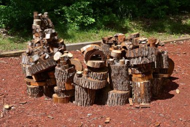 Çeşitli büyüklükte ağaç gövdeleri kesit içinde bir oyun alanı tasarımı kaleleri, tasarımlar ve şekiller için kullanılmak üzere kesilir.